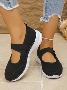 Baskets Mary-Jane en maille noire confortables avec semelles blanches sur modèle
