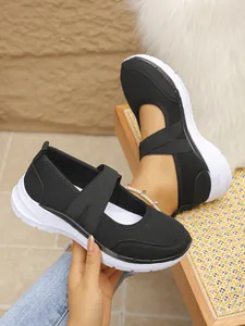 Détail de baskets Mary Jane noires en maille respirante pour femmes avec semelle blanche
