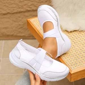 Gros plan sur des baskets Mary Jane blanches en maille respirante pour femmes avec bride