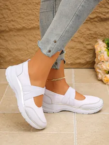 Vue détaillée de baskets Mary Jane blanches en maille respirante avec bordure argentée