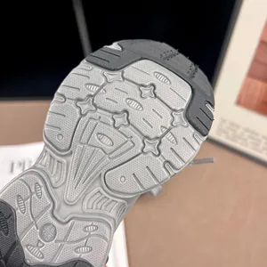 Vista detallada de la suela de goma antideslizante para zapatillas de deporte infantil