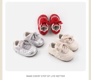 Detailansicht von Baby-Prinzessinnen-Sportschuhen in drei Farben mit Spitzen- und Schleifen