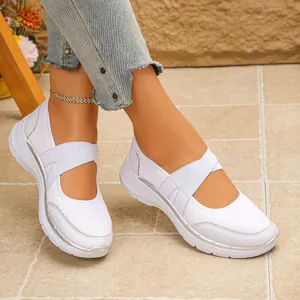 Détail de baskets en mesh blanc respirant avec garniture argentée et sangles
