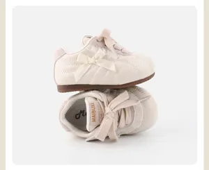 Detailansicht beige Baby Mädchen Prinzessin Sneaker mit weicher Sohle und Schleife
