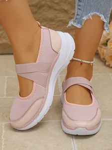 Gros plan de baskets Mary Jane en mesh rose avec brides élastiques et semelles blanches