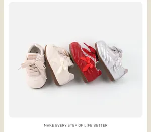 Detaillierte Aufstellung bunter Baby-Mädchen-Prinzessin-Sneaker mit weichen Sohlen und Schleifen.