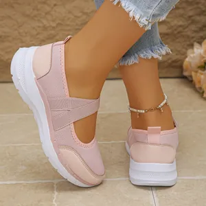 Baskets Mary Jane roses en maille respirante pour femmes avec semelle blanche.