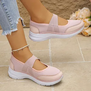 Vue détaillée de chaussures de marche roses en mesh respirant pour femmes avec brides.