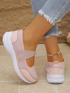 Gros plan de baskets à enfiler roses en maille respirante pour femmes avec brides