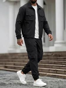 Vollansicht hochwertiges schwarzes Herren-Cargo-Set aus Jacke und passender Hose