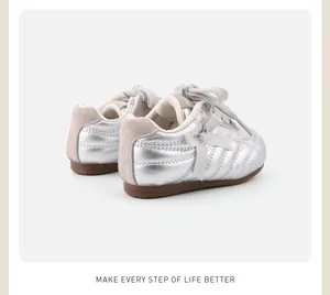Detailansicht silberner Mädchen-Sneaker mit Schleife und weicher, rutschfester Sohle