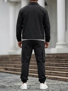 Rückansicht des hochwertigen schwarzen Herren-Workwear-Jacken- und Cargohosen-Sets