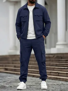 Detailansicht des navyblauen Herren-Cargo-Sets aus Jacke und Hose im urbanen Stil