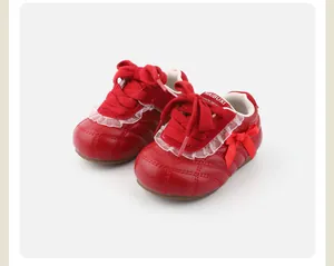 Rote Sneaker für Kleinkinder mit Spitzenbesatz und Schleife, weiche rutschfeste Sohle