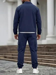 Rückansicht eines hochwertigen dunkelblauen Herren Cargo-Jacke und Hose Sets im Freien