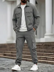Ganzkörperansicht eines grauen Herren-Cargojacke-und-Hosen-Sets im Außenbereich
