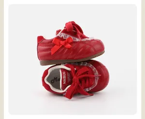 Nahaufnahme eines roten Mädchen-Prinzessinnen-Sneakers mit dekorativer Schleife und Spitze