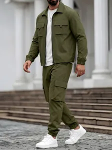 Details von olivgrünem zweiteiligem Herren-Workwear-Set aus Jacke und Cargo-Hose