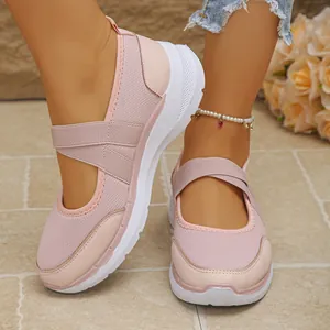 Gros plan détaillé sur des baskets Mary Jane roses respirantes à brides élastiques