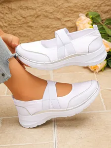 Vue détaillée des baskets décontractées en flyknit blanc pour femmes avec brides croisées