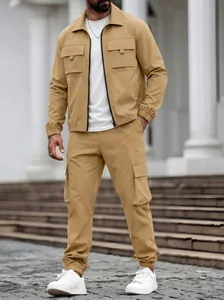 Herren Khaki Cargo-Jacke und Jogginghose Set am Modell in einer Außenanlage dargestellt
