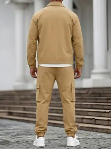 Rückansicht des khakifarbenen Cargo-Anzugs für Herren mit Jacke und Hose