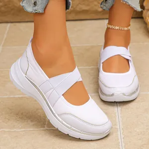 Gros plan sur des chaussures de sport pour femmes en maille avec sangles croisées.