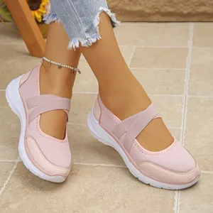 Gros plan de baskets roses en maille avec sangles croisées élastiques sur un mannequin