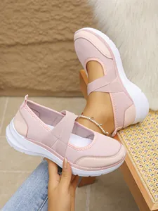 Vue détaillée des baskets Mary Jane en flyknit rose respirant avec brides élastiques