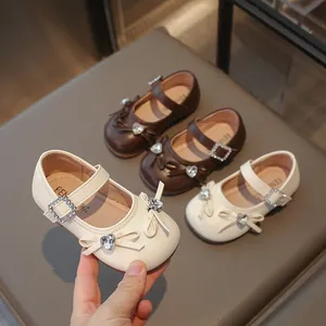 Elegante Mädchen Mary Jane Halbschuhe in Creme mit glitzernder Strassschleife und Herz