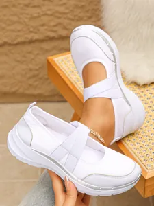 Détail de baskets Mary Jane en maille respirante blanche avec des brides croisées élastiques