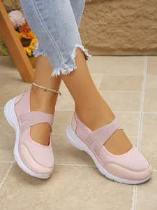 Détail de baskets Mary Jane en maille rose respirante avec d'élégantes brides croisées élastiques