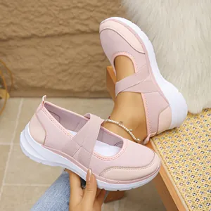 Gros plan de baskets Mary Jane en maille rose respirante avec brides croisées élastiques