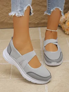 Vue détaillée de baskets grises respirantes en Fly-Knit avec brides élastiques