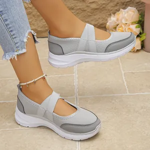 Vue détaillée de baskets Mary Jane grises en maille respirante pour femmes aux pieds.