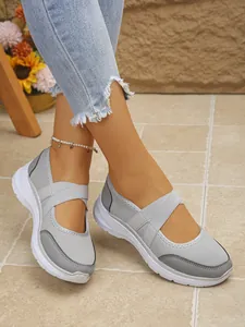 Baskets Mary Jane en maille grise respirantes pour femmes sur carrelage