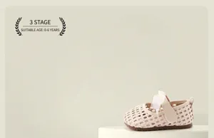 Detail van beige gevlochten prinsessenschoenen met zachte zool voor babymeisjes