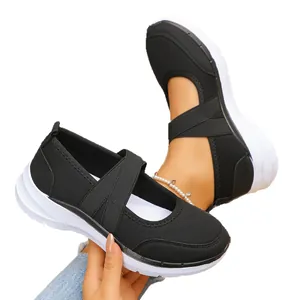 Chaussures de sport noires en maille respirante pour femme avec semelles blanches