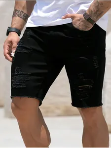 Gros plan d'un short en jean noir déchiré avec des détails usés pour hommes.