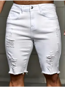 Vue détaillée du short en jean blanc déchiré pour homme avec des trous
