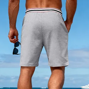 Vue arrière short de sport en maille grise pour homme avec taille rayée