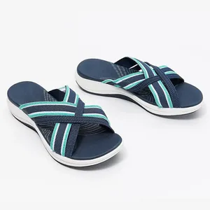 Detailansicht der dunkelblauen Plateau-Sandalen mit gestreiften Fly-Knit Kreuzgurten