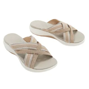 Detailansicht der Damen Keilsandalen mit beigen, gestrickten Kreuzriemen für den Sommer