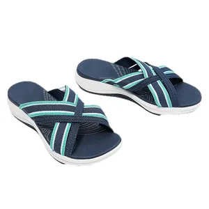 Damen Keilsandaletten in Marineblau mit gestreiften Kreuzriemen und weicher weißer Sohle