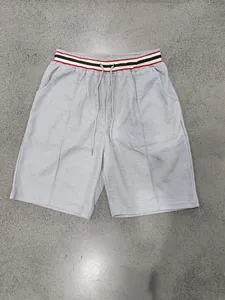 Short de sport gris à séchage rapide pour hommes avec une taille élastique rayée.