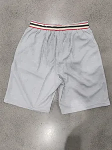 Vue arrière short de sport en maille respirante à séchage rapide pour hommes gris sport