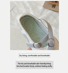 Gros plan sur la doublure respirante des ballerines Mary Jane blanches pour enfants.