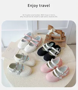 Vue détaillée de chaussures Mary Jane pour enfants en mesh, coloris rose et noir variés.