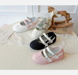 Chaussures Mary Jane pour enfants multicolores présentées en tons pastels variés.