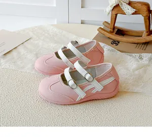 Détail latéral des baskets Mary Jane pour enfants roses et blanches à doubles brides